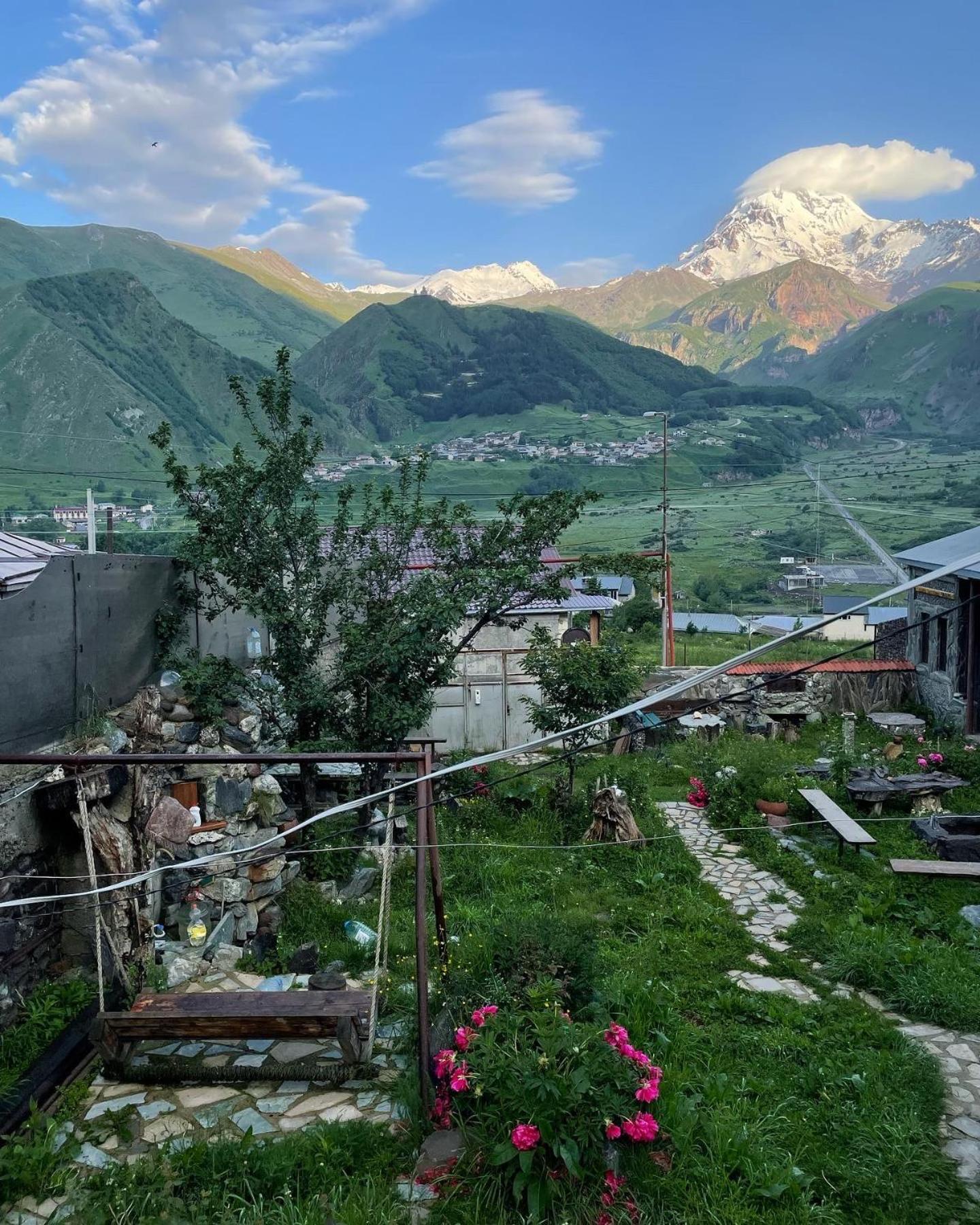 Qusha Guesthouse Meeting In The Mountains And Views Stepantsminda Exterior photo